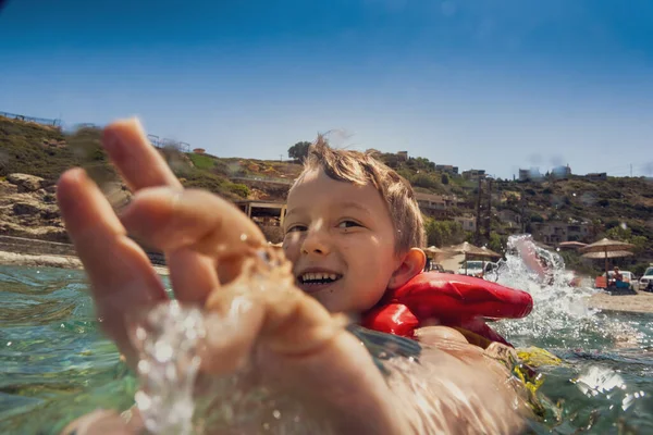 Fröhlicher Kaukasischer Junge Mit Schwimmweste Schwimmt Den Sommerferien Meer Vor — Stockfoto