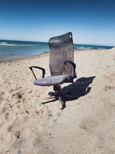 Opuszczone Puste Krzesło Biurowe Piaszczystej Plaży Morskim Krajobrazem Przejrzystym Błękitnym — Zdjęcie stockowe