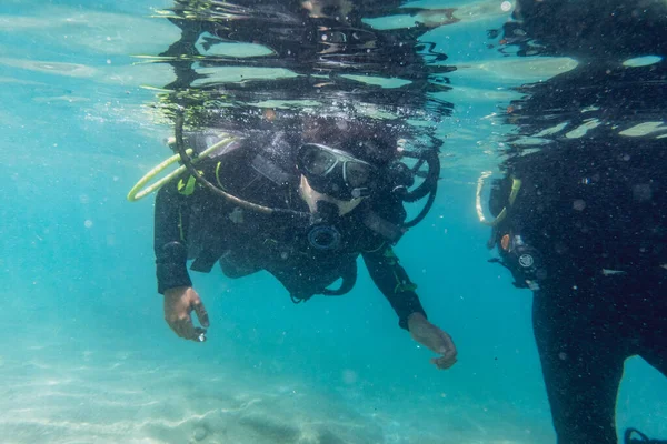 Kaukasiska Far Och Tonåring Son Dykning Tillsammans Djupt Vatten Havet — Stockfoto