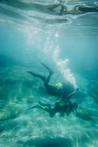 Vader Zoon Duiken Samen Oceaanbodem Onder Diep Blauw Water Zee — Stockfoto