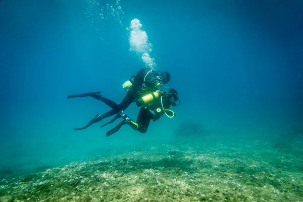 Kavkazský Otec Synem Potápění Zkoumání Oceánu Společně Pod Hlubokou Vodou — Stock fotografie