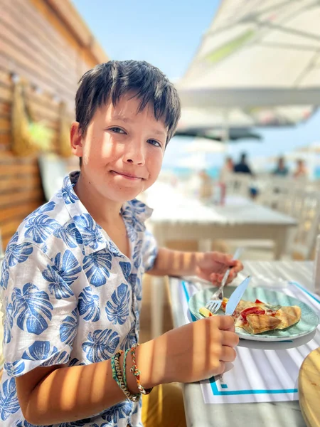 Retrato Niño Caucásico Sonriente Lindo Comiendo Rebanada Pizza Mesa Mientras — Foto de Stock