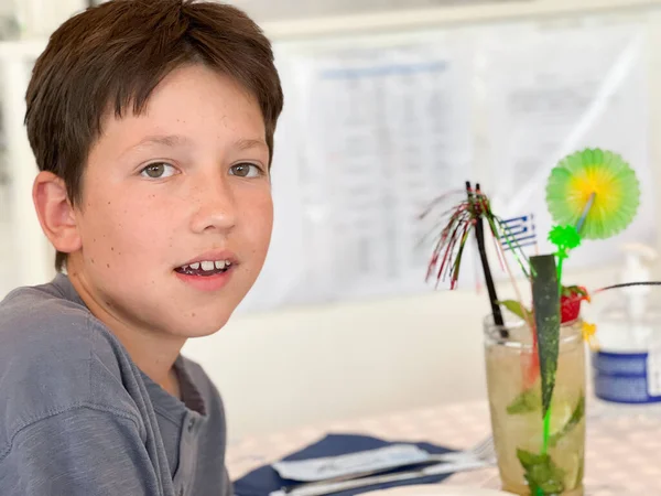 Πορτρέτο Του Καυκάσιου Έφηβου Αγοριού Χυμό Στο Τραπέζι Κάθεται Στο — Φωτογραφία Αρχείου