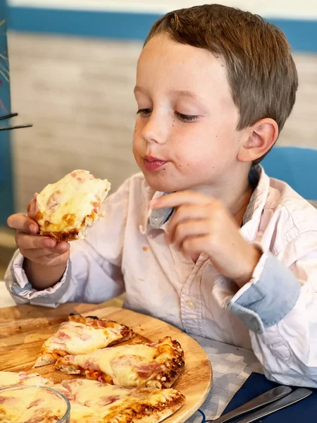 Close Menino Caucasiano Bonito Segurando Olhando Para Pizza Tendo Fast — Fotografia de Stock