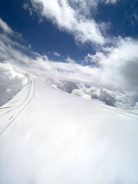Gehakt Beeld Van Vleugel Van Het Vliegtuig Vliegen Schilderachtig Uitzicht — Stockfoto