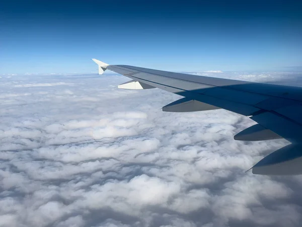 Oříznutý Obraz Křídla Letadla Letícího Nad Malebným Výhledem Oblačnost Proti — Stock fotografie