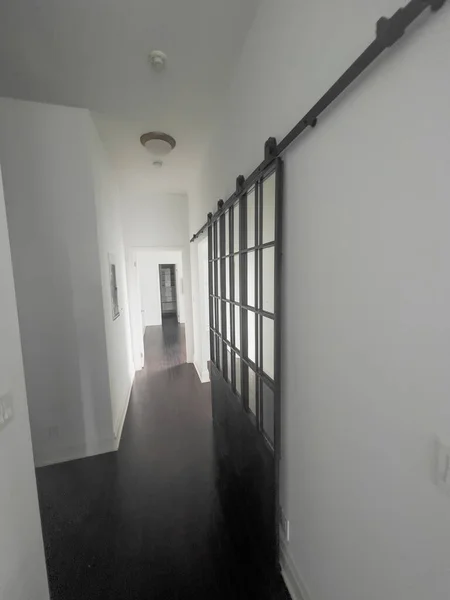 现代公寓的白墙滑动式屏风划分与走廊视野的缩小 — 图库照片