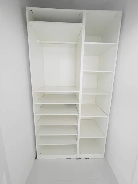 Armadio Bianco Con Ripiani Vuoti Appartamento Nuova Casa — Foto Stock