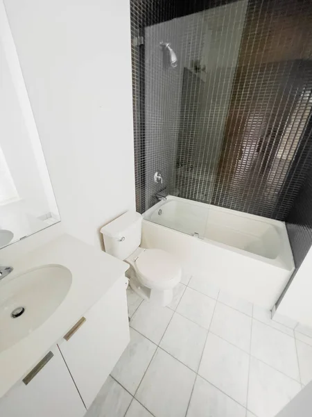 Tuvalet Kenarındaki Beyaz Küvet Temiz Modern Bir Banyoda Mozaik Duvara — Stok fotoğraf