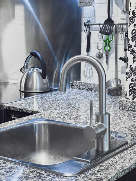 Stainless Steel Faucet Dengan Wastafel Pulau Dapur Dan Peralatan Diatur — Stok Foto
