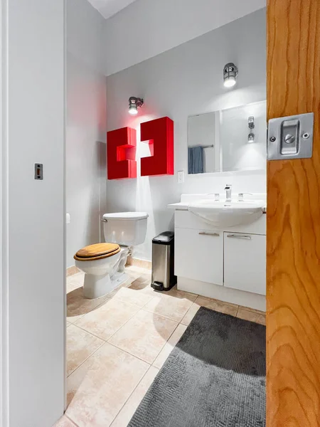 Ayna Dekorla Aydınlatılmış Lambalar Modern Tuvaletin Üzerinde Lüks Tuvaletlerde Batıyor — Stok fotoğraf