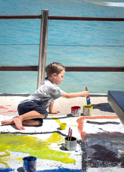 Chlapec Maluje Betonové Lávce Mužské Dítě Namáčí Štětec Plechovky Dělá — Stock fotografie
