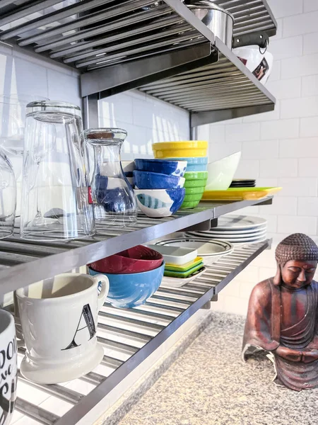 Rafa Dizilmiş Çeşitli Çanak Çömlekleri Buda Heykelciğini Evdeki Yeni Mutfaktaki — Stok fotoğraf