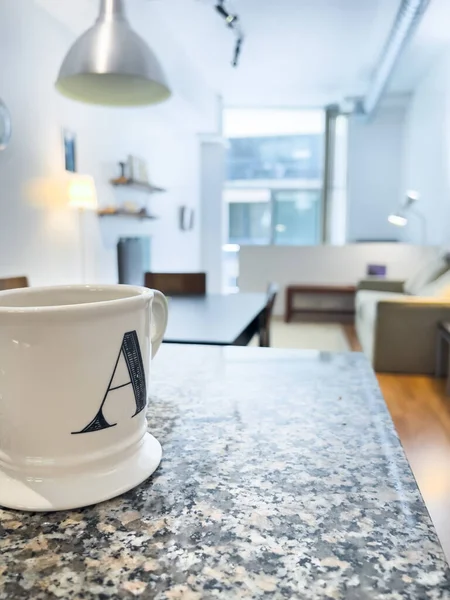 Close Van Brief Witte Koffiemok Keukeneiland Nieuw Appartement — Stockfoto