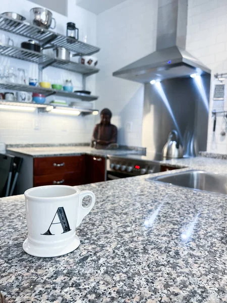 Beyaz Kahve Fincanının Harfi Evdeki Mutfak Adasında — Stok fotoğraf