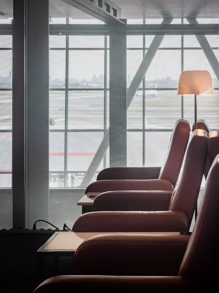 晴れた日に空港の待合室に窓で配置された空の椅子 — ストック写真