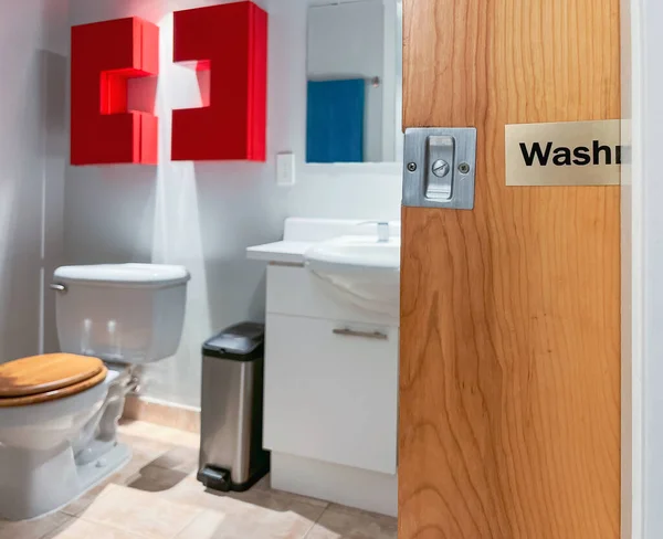Waschraum Text Auf Hölzerner Schiebetür Und Moderner Toilette Durch Tür — Stockfoto