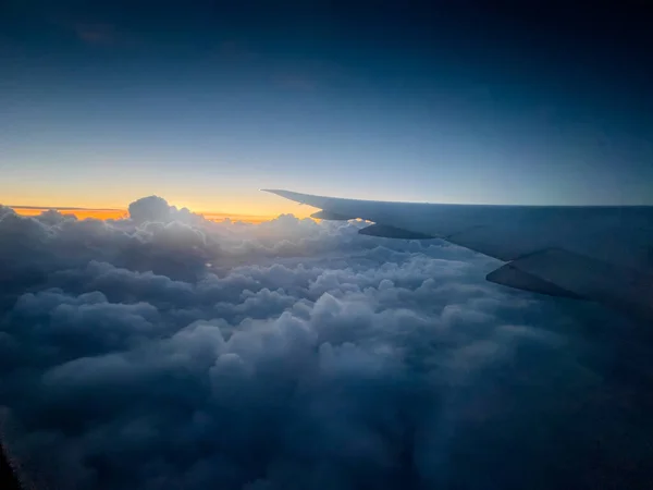 Snímek Letadla Letícího Nad Scénickým Pohledem Dramatickou Oblačnost Při Západu — Stock fotografie