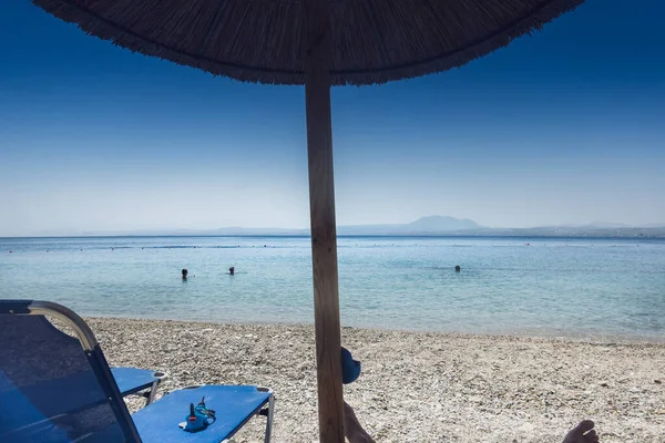 Krzesła Pokładowe Parasolem Strzechą Plaży Malowniczym Widokiem Spokojny Pejzaż Morski — Zdjęcie stockowe