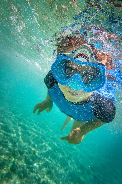 Retrato Niño Caucásico Despreocupado Con Gafas Azules Buceando Bajo Agua — Foto de Stock