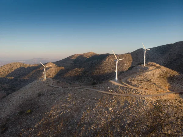 Vista Panorâmica Majestosa Montanha Rochosa Com Turbinas Eólicas Estrada Sinuosa — Fotografia de Stock