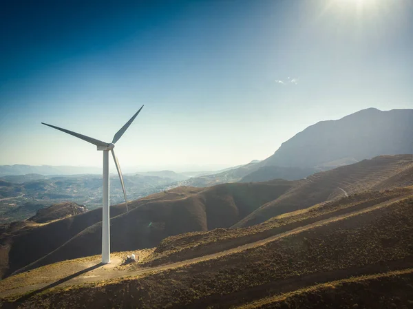 Turbina Eólica Paisagem Vista Tranquila Sobre Majestosas Montanhas Contra Céu — Fotografia de Stock