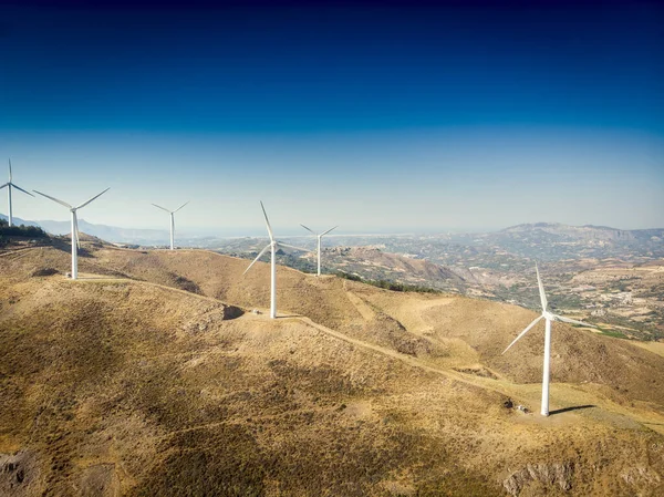 Vista Aérea Turbinas Eólicas Montanhas Paisagem Majestosa Contra Céu Azul — Fotografia de Stock