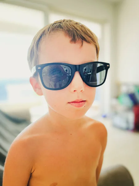 上周末 穿着太阳镜 赤身裸体的可爱男孩在宾馆房间里度过闲暇时光的特写 — 图库照片