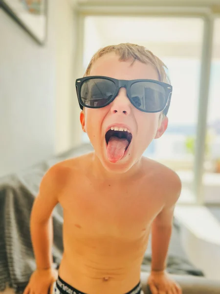 Portret Beztroskiego Chłopca Czarnych Okularach Przeciwsłonecznych Wystającego Języka Podczas Stania — Zdjęcie stockowe