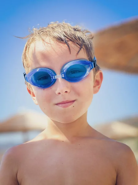 Närbild Porträtt Självsäker Kaukasisk Pojke Bär Blå Simglasögon Medan Njuter — Stockfoto