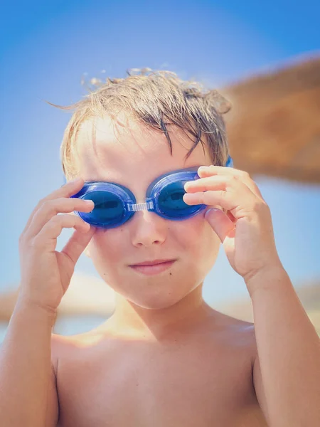 Közelkép Portré Aranyos Kaukázusi Fiú Visel Kék Úszószemüveg Miközben Élvezi — Stock Fotó