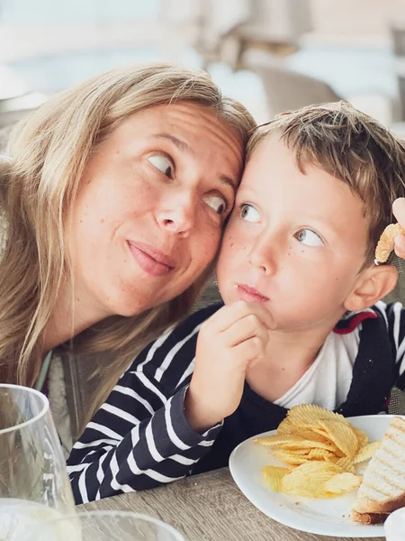 Primer Plano Mujer Sonriente Está Mirando Hijo Comiendo Chico Lindo —  Fotos de Stock