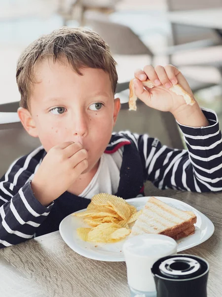 Nahaufnahme Eines Niedlichen Kaukasischen Jungen Der Wegschaut Während Restaurant Sandwich — Stockfoto