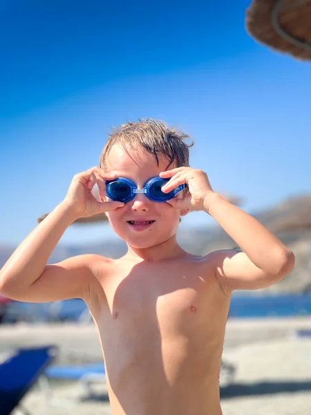 Portret Uroczego Chłopca Bez Koszulki Niebieskich Okularach Kąpielowych Stojącego Plaży — Zdjęcie stockowe