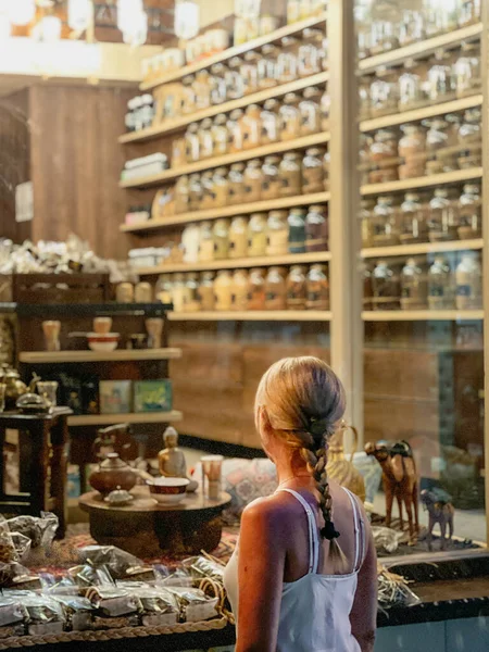 Widok Tyłu Dziewczyny Blond Plecione Włosy Patrząc Figurki Wystawie Sprzedaż — Zdjęcie stockowe