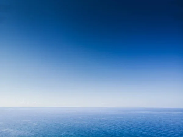 Scenic Rustig Uitzicht Middellandse Zee Zeegezicht Tegen Helder Blauwe Lucht — Stockfoto