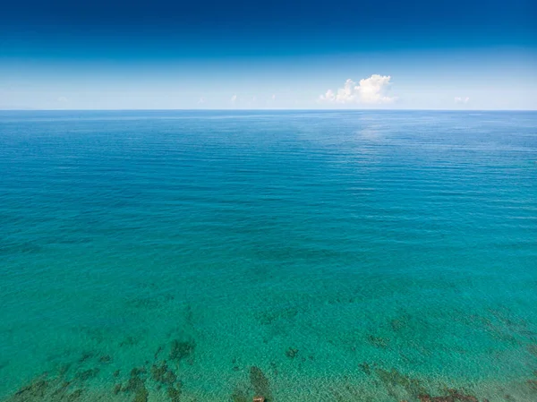 Scénický Klidný Pohled Středozemní Moře Proti Modré Obloze Během Slunečného — Stock fotografie