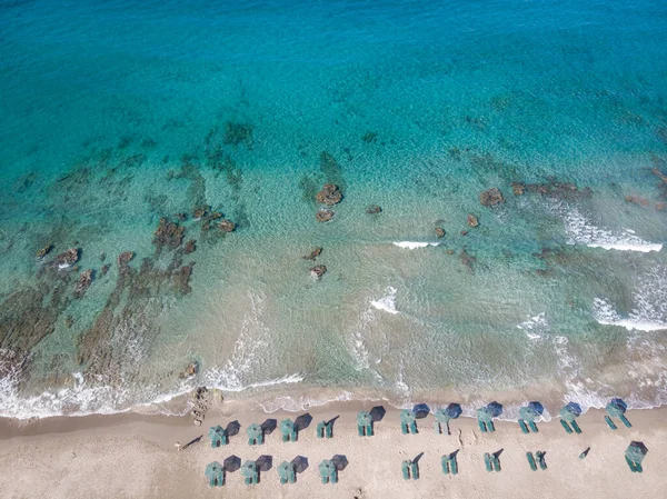 Widok Lotu Ptaka Leżaki Parasole Rozmieszczone Plaży Przez Krajobraz Morski — Zdjęcie stockowe