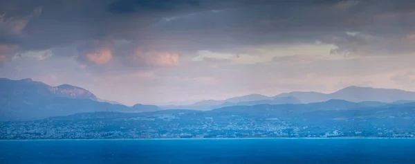 Vista Panoramica Tranquilla Paesaggi Marini Silhouette Montagne Contro Paesaggio Nuvoloso Foto Stock Royalty Free