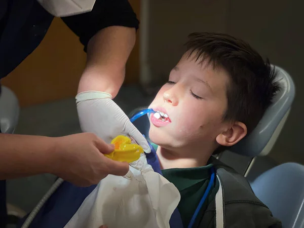 Обрізані Руки Жінки Стоматолога Дає Медичне Лікування Підлітковому Хлопчику Який Стокове Фото