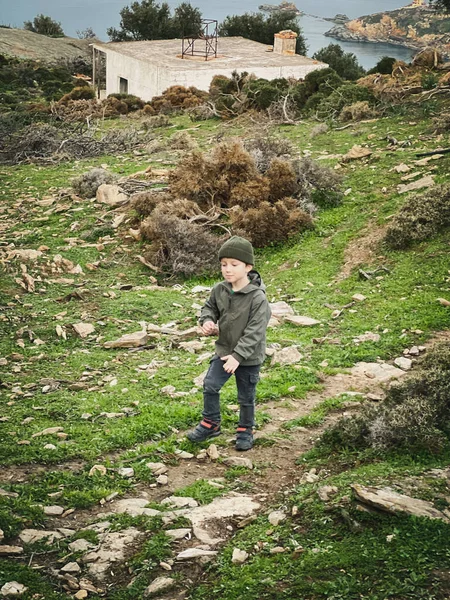 Fuld Længde Kaukasiske Elementære Dreng Iført Varmt Tøj Vandreture Bjerget Royaltyfrie stock-fotos