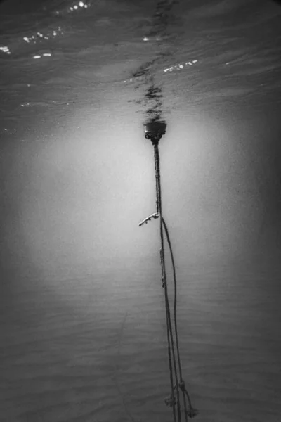海底に浮くブイに結び付けられた長いロープ ストック写真