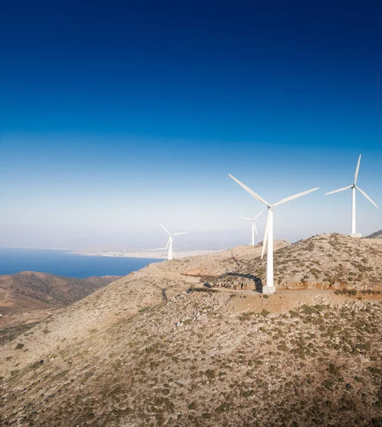 Windturbines Berg Tegen Blauwe Lucht Schilderachtig Uitzicht Het Landschap Tijdens Rechtenvrije Stockfoto's