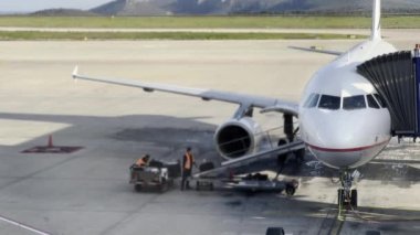 Havaalanından ve işçilerden görüntüler