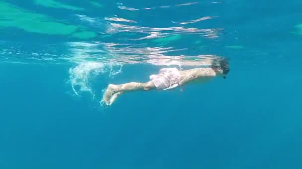 Menino Usando Máscara Mergulho Nadando Debaixo Água — Vídeo de Stock