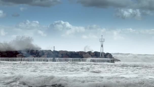 Burzliwe Morze Dzień Fale Łamiące Się Nad Skałami — Wideo stockowe