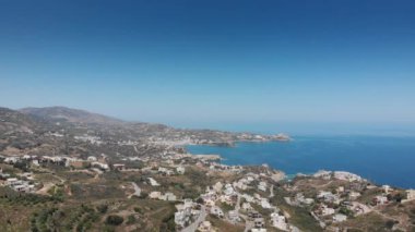Güneşli yaz gününde mavi denizli güzel bir sahil manzarası.