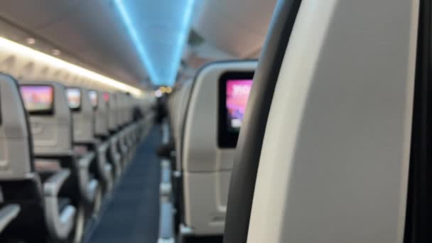 座席上の乗客と航空機のインテリア — ストック動画