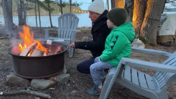 Kafkas Anne Oğlu Gün Batımında Ormanlık Alanda Dururken Kamp Ateşinde — Stok video