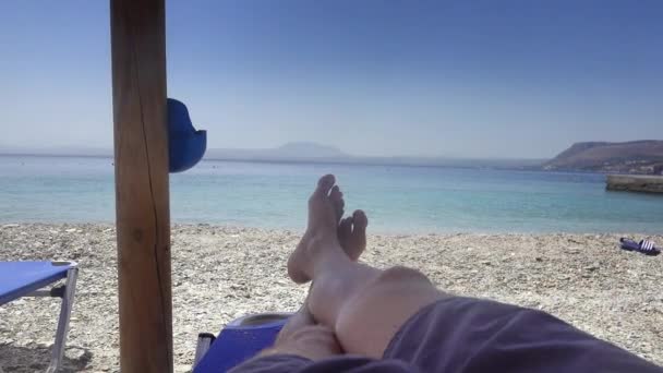 Hombre Con Los Pies Cruzados Relajándose Tumbona Cerca Del Mar — Vídeos de Stock